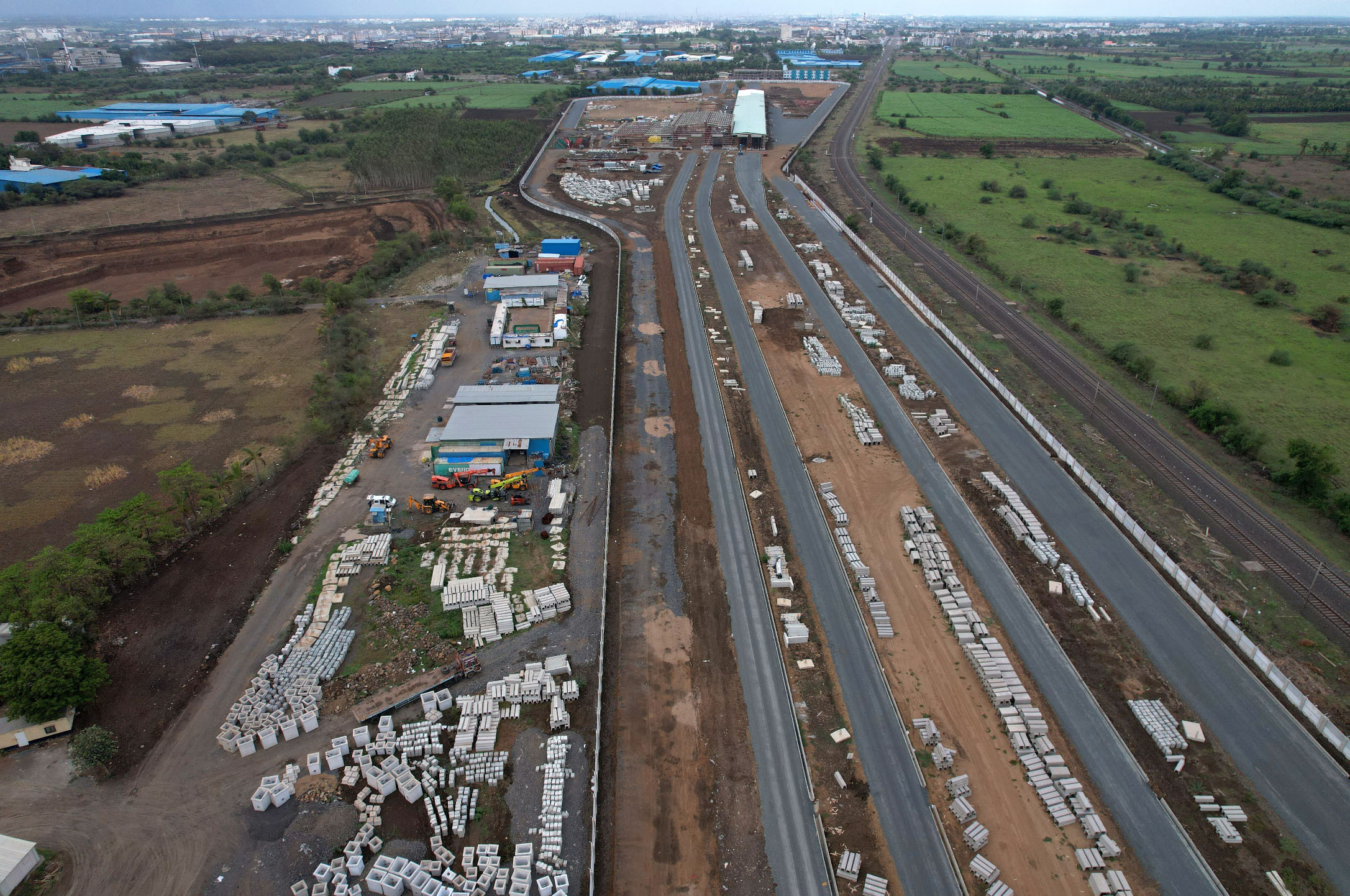 スラト車両基地（スラト地区）での作業は進行中です。